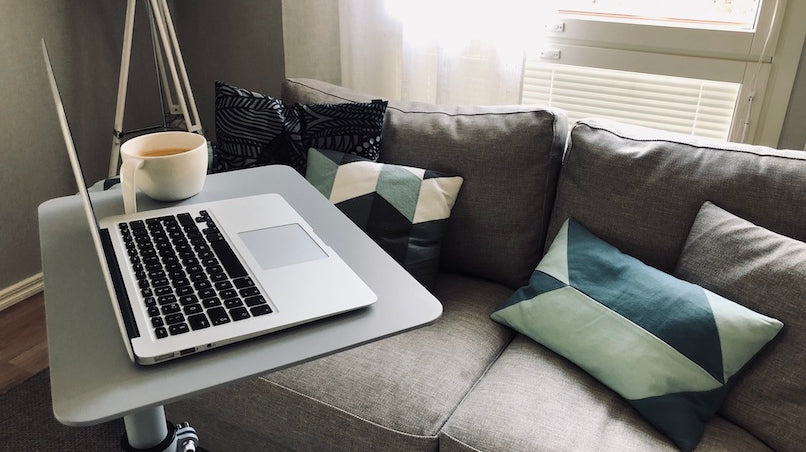 Laadukas pieni työpöytä sopii moderniin kotitoimistoon