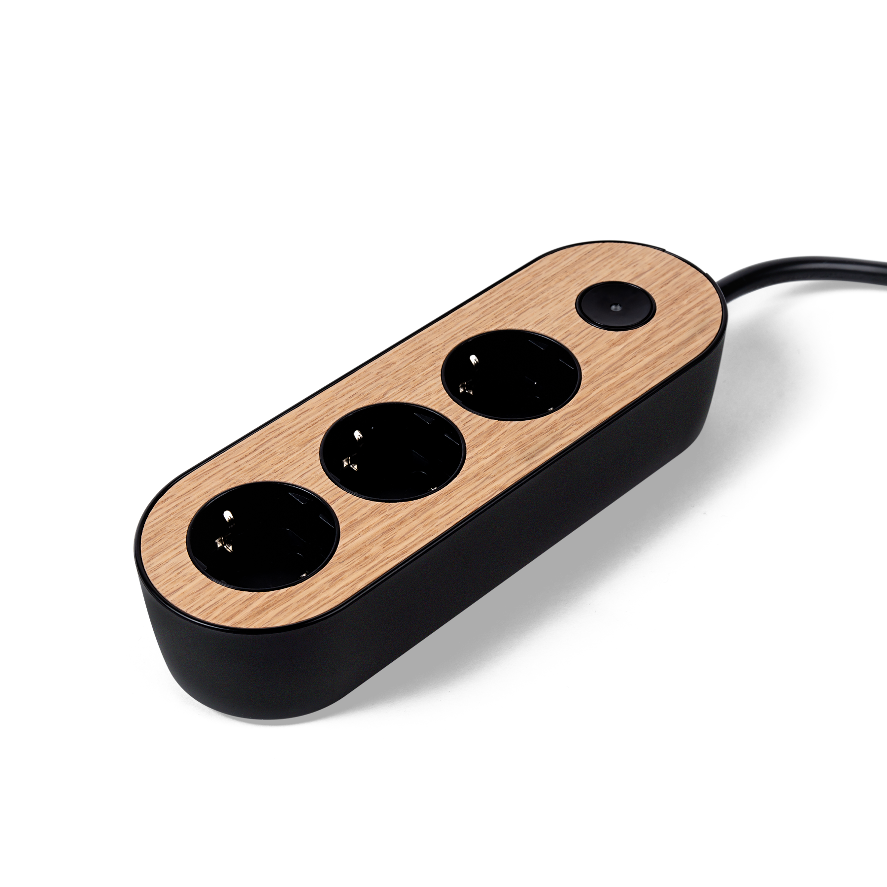 Kaunis pistorasia, mustalla kuorella ja tammi päällyslevyllä