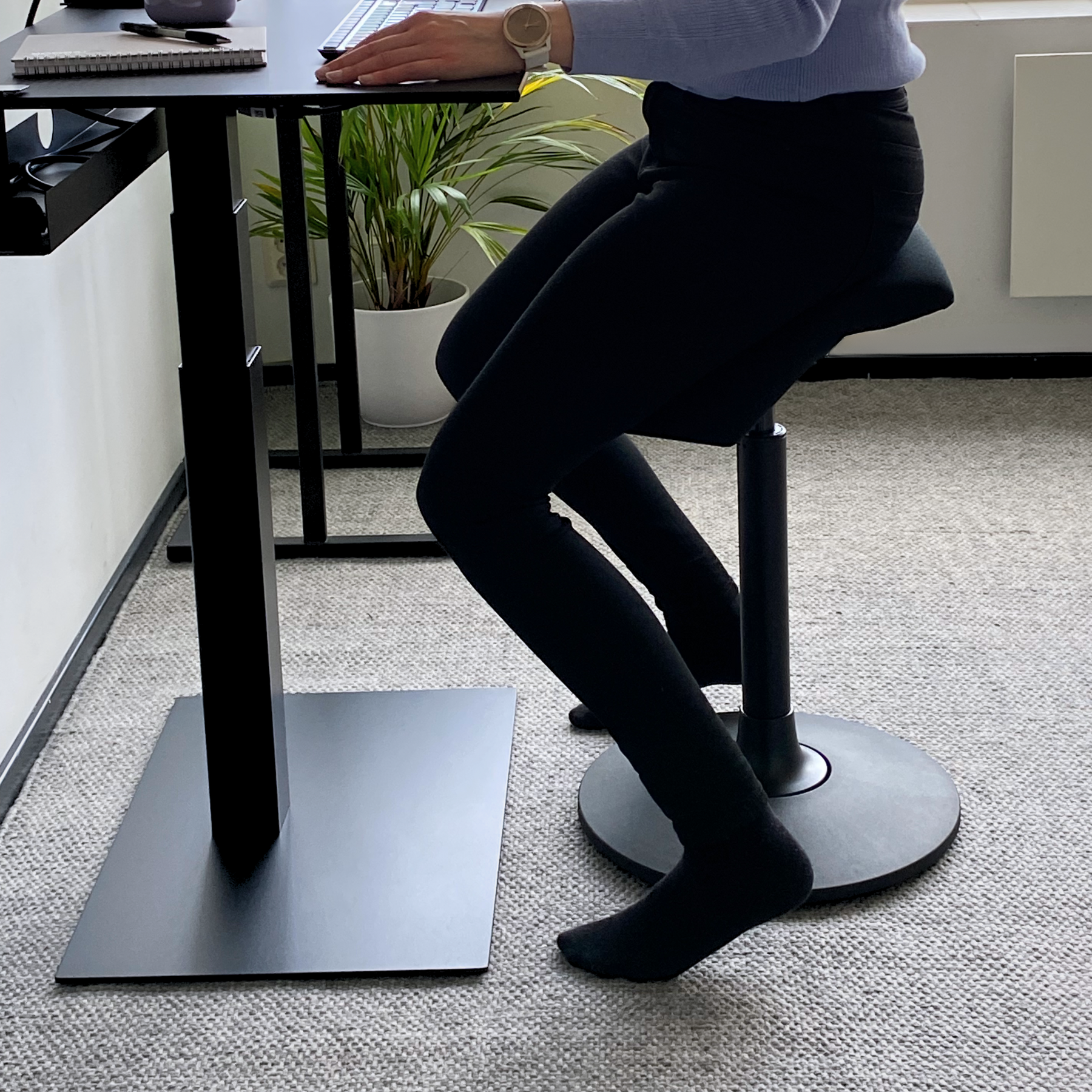 Ergonomic Iloa Active chair, allowing a saddle-like sitting position, promoting good posture and active sitting.