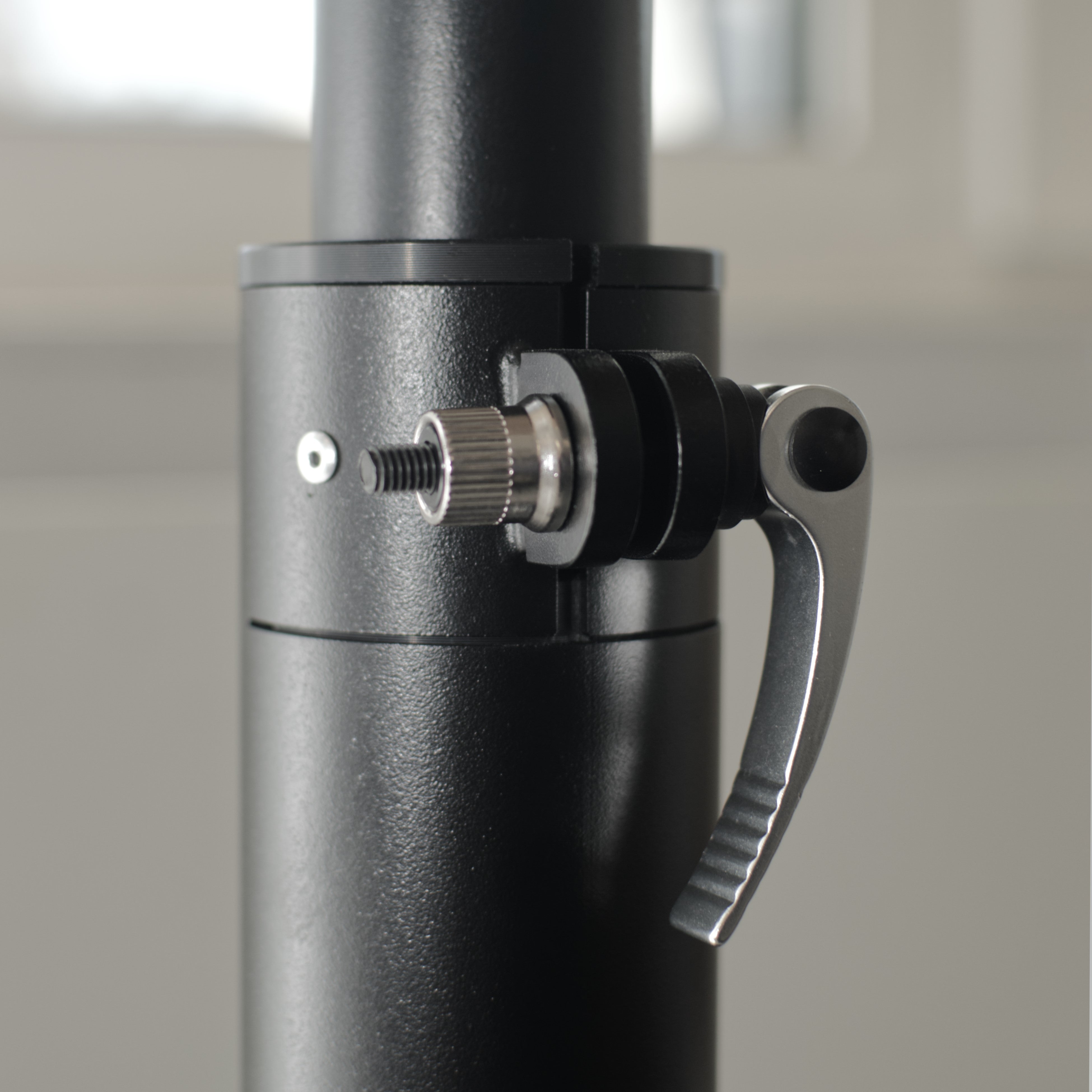 Height adjustable desk Sopiva from SELKAstore is easily adjusted