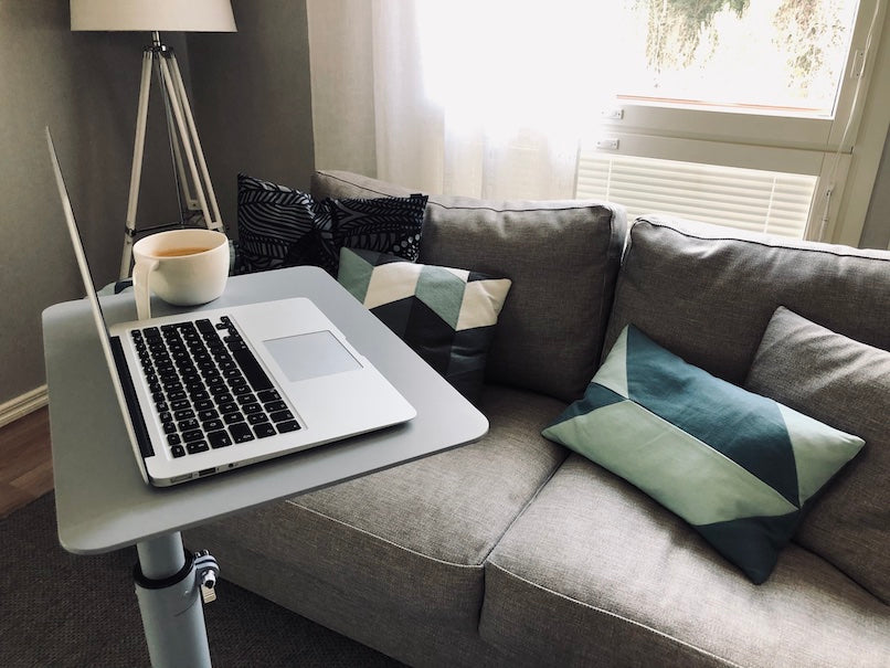 Laadukas pieni työpöytä sopii moderniin kotitoimistoon